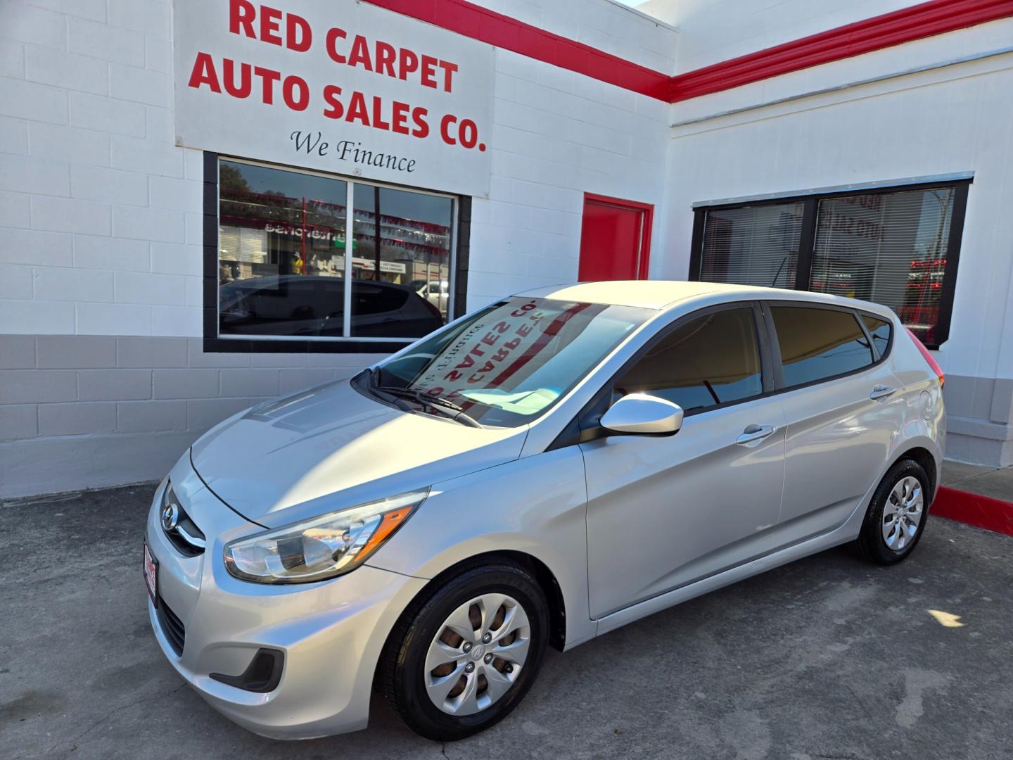 2015 SILVER Hyundai Accent GS 5-Door 6A (KMHCT5AE0FU) with an 1.6L L4 DOHC 16V engine, 6-Speed Automatic transmission, located at 503 West Court, Seguin, TX, 78155, (830) 379-3373, 29.568621, -97.969803 - Photo#0